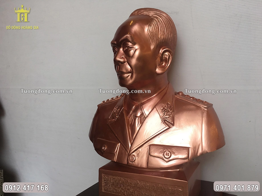 Hình ảnh nhìn nghiêng của bức tượng đồng